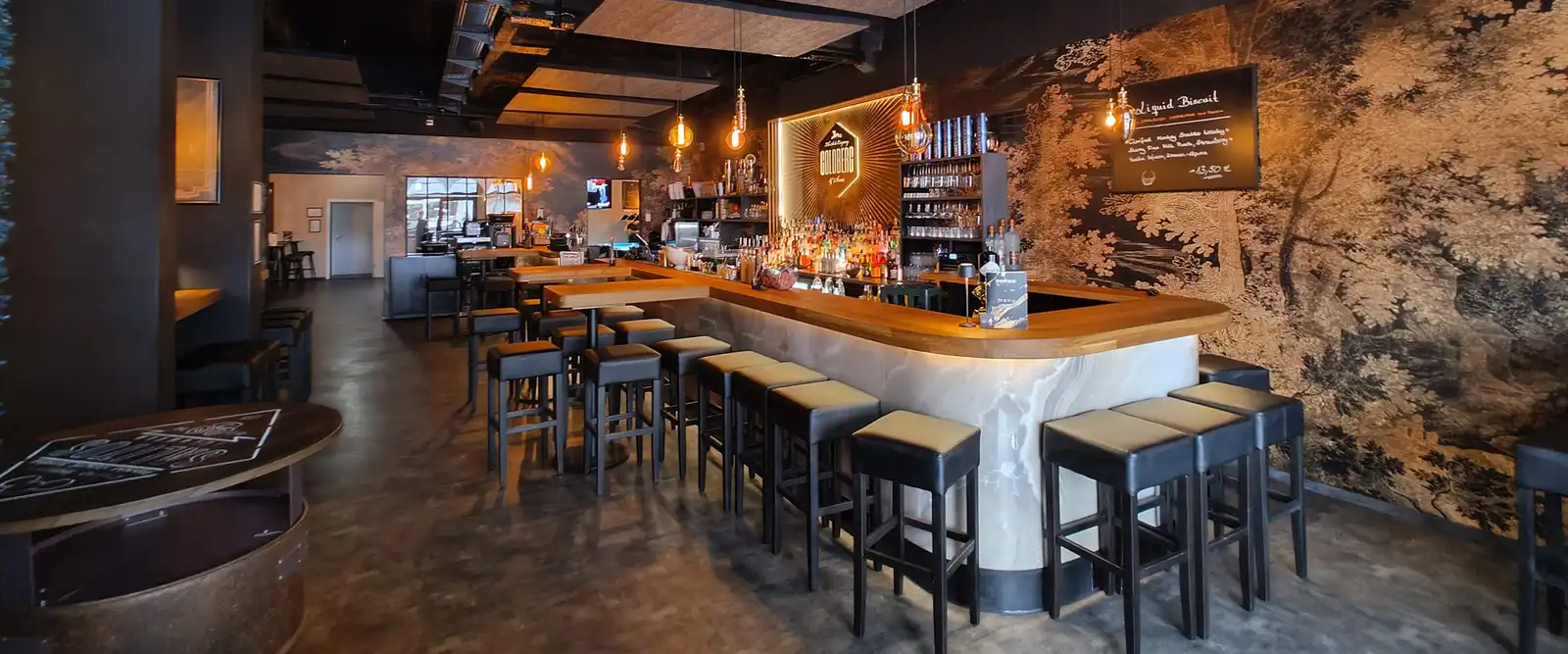 Die Bar von vorn: der Tresen und die Goldberg-Rückwand